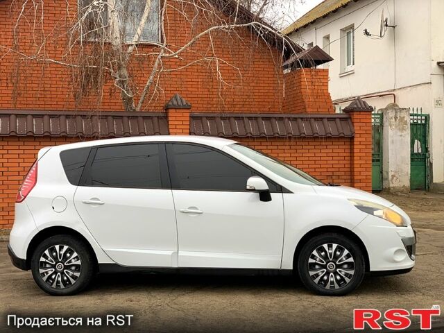 Рено Сценік 2011 у Миколаєві на Automoto.ua Білий Рено Сценік, об'ємом двигуна 2 л та пробігом 257 тис. км за 7999 $, фото 1 на Automoto.ua