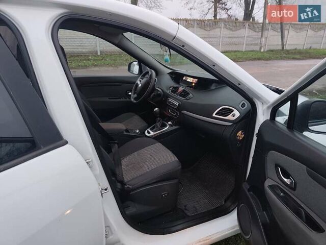 Белый Рено Сценик, объемом двигателя 1.6 л и пробегом 260 тыс. км за 7100 $, фото 12 на Automoto.ua