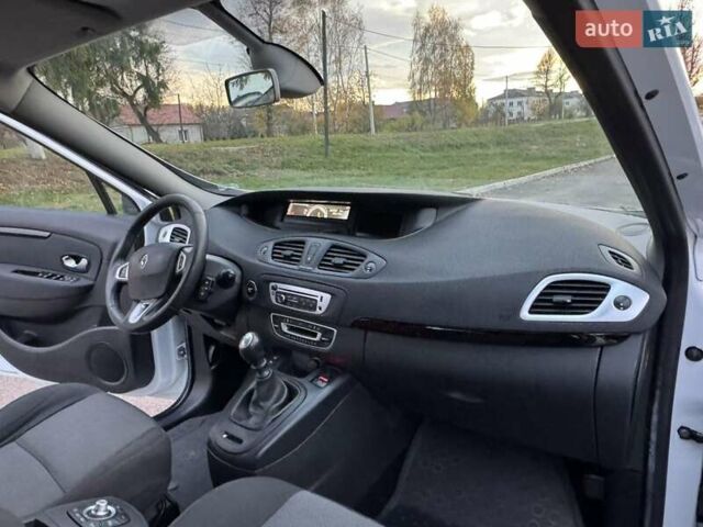 Рено Сценик 2012 в Радивилове на Automoto.ua Белый Рено Сценик, объемом двигателя 1.5 л и пробегом 205 тыс. км за 7800 $, фото 20 на Automoto.ua