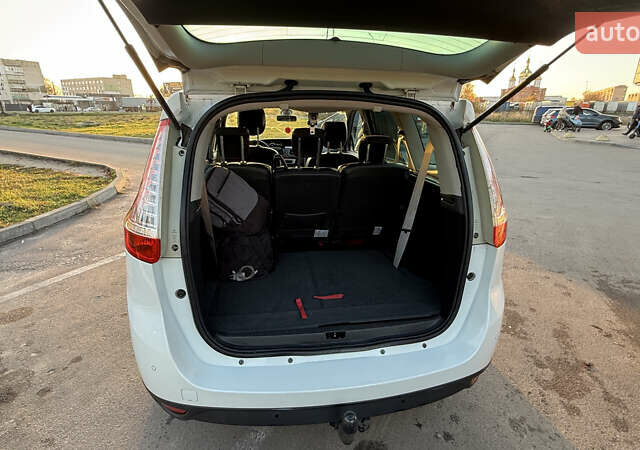 Белый Рено Сценик, объемом двигателя 1.6 л и пробегом 180 тыс. км за 9500 $, фото 13 на Automoto.ua