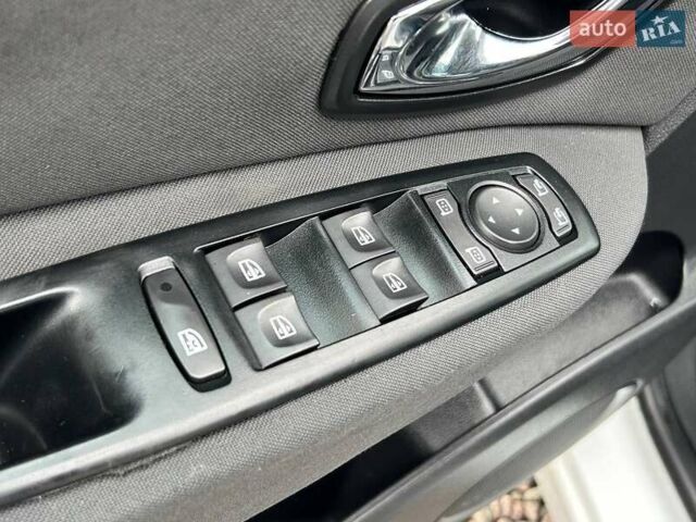 Білий Рено Сценік, об'ємом двигуна 2 л та пробігом 292 тис. км за 7800 $, фото 10 на Automoto.ua