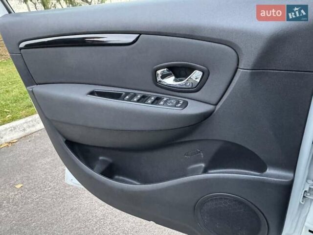 Рено Сценик 2012 в Радивилове на Automoto.ua Белый Рено Сценик, объемом двигателя 1.5 л и пробегом 205 тыс. км за 7800 $, фото 26 на Automoto.ua