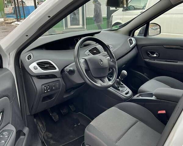 Белый Рено Сценик, объемом двигателя 1.5 л и пробегом 220 тыс. км за 8200 $, фото 3 на Automoto.ua