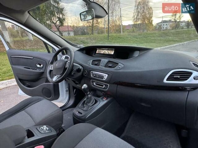 Рено Сценик 2012 в Радивилове на Automoto.ua Белый Рено Сценик, объемом двигателя 1.5 л и пробегом 205 тыс. км за 7800 $, фото 16 на Automoto.ua
