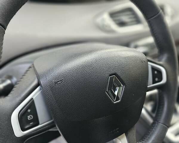 Рено Сценик 2012 в Одессе на Automoto.ua Белый Рено Сценик, объемом двигателя 2 л и пробегом 280 тыс. км за 8700 $, фото 19 на Automoto.ua