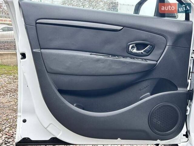 Білий Рено Сценік, об'ємом двигуна 2 л та пробігом 292 тис. км за 7800 $, фото 11 на Automoto.ua