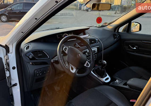 Белый Рено Сценик, объемом двигателя 1.6 л и пробегом 180 тыс. км за 9500 $, фото 6 на Automoto.ua