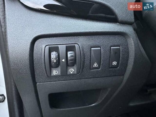 Рено Сценик 2012 в Радивилове на Automoto.ua Белый Рено Сценик, объемом двигателя 1.5 л и пробегом 205 тыс. км за 7800 $, фото 25 на Automoto.ua