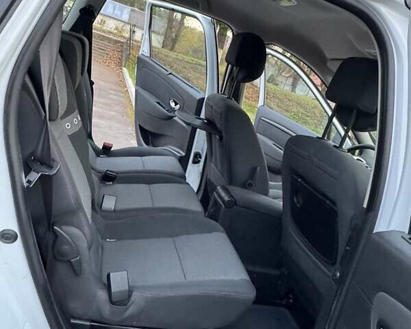 Рено Сценик 2012 в Радивилове на Automoto.ua Белый Рено Сценик, объемом двигателя 1.5 л и пробегом 205 тыс. км за 7800 $, фото 19 на Automoto.ua