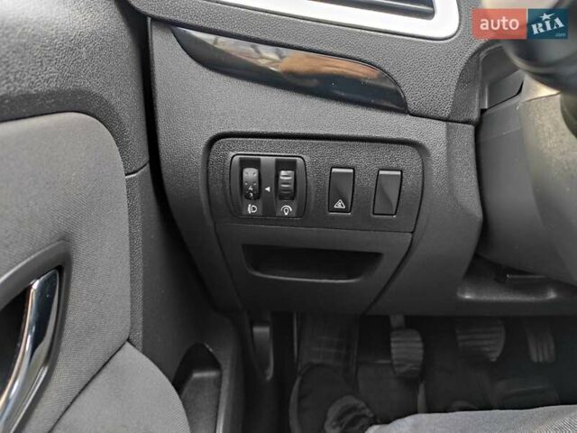 Білий Рено Сценік, об'ємом двигуна 1.46 л та пробігом 236 тис. км за 6999 $, фото 52 на Automoto.ua