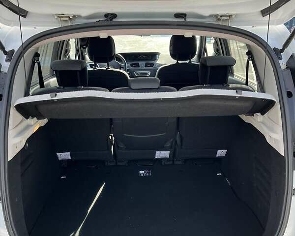 Белый Рено Сценик, объемом двигателя 1.5 л и пробегом 220 тыс. км за 8200 $, фото 7 на Automoto.ua