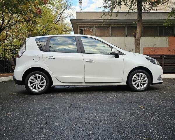 Рено Сценик 2012 в Одессе на Automoto.ua Белый Рено Сценик, объемом двигателя 2 л и пробегом 280 тыс. км за 8700 $, фото 5 на Automoto.ua