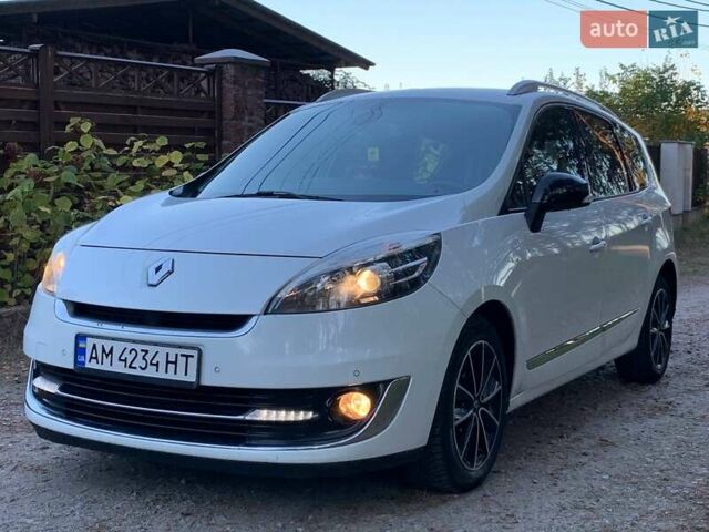 Белый Рено Сценик, объемом двигателя 1.6 л и пробегом 248 тыс. км за 8800 $, фото 3 на Automoto.ua