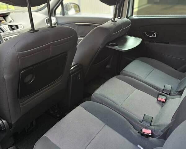 Рено Сценик 2012 в Одессе на Automoto.ua Белый Рено Сценик, объемом двигателя 2 л и пробегом 280 тыс. км за 8700 $, фото 13 на Automoto.ua