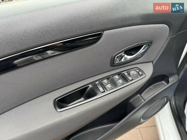 Білий Рено Сценік, об'ємом двигуна 1.46 л та пробігом 185 тис. км за 7650 $, фото 21 на Automoto.ua