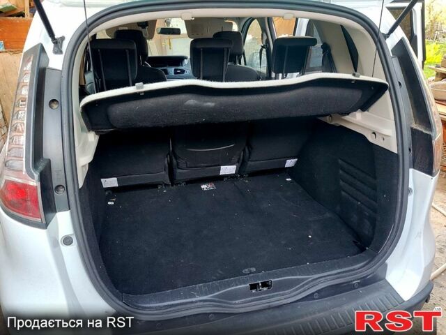 Белый Рено Сценик, объемом двигателя 1.6 л и пробегом 210 тыс. км за 8500 $, фото 10 на Automoto.ua