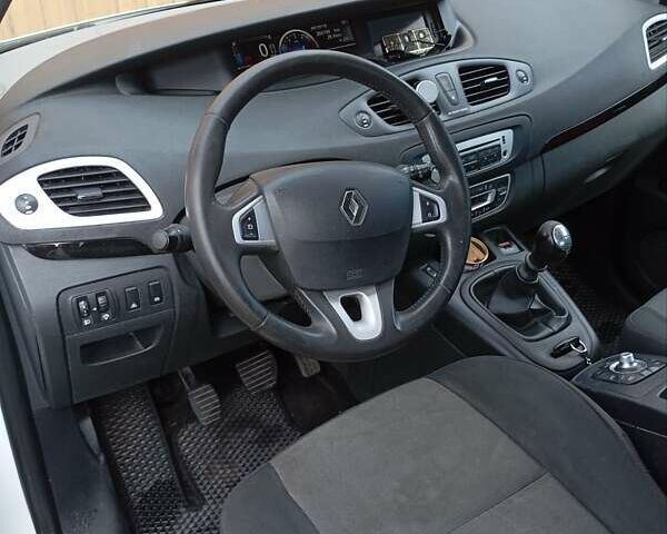 Рено Сценик 2012 в Житомире на Automoto.ua Белый Рено Сценик, объемом двигателя 1.5 л и пробегом 205 тыс. км за 8000 $, фото 7 на Automoto.ua