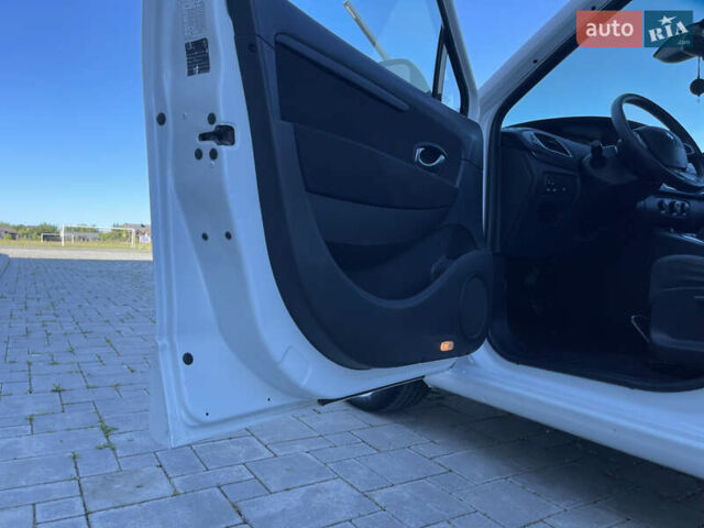 Белый Рено Сценик, объемом двигателя 1.5 л и пробегом 208 тыс. км за 7450 $, фото 56 на Automoto.ua