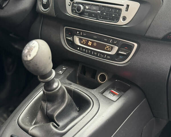 Білий Рено Сценік, об'ємом двигуна 1.46 л та пробігом 330 тис. км за 5700 $, фото 5 на Automoto.ua