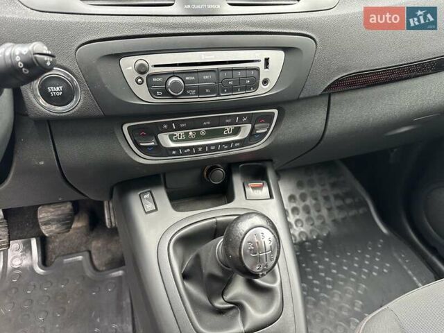 Белый Рено Сценик, объемом двигателя 1.5 л и пробегом 207 тыс. км за 7500 $, фото 24 на Automoto.ua