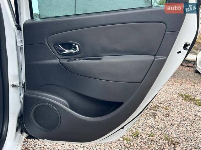 Білий Рено Сценік, об'ємом двигуна 2 л та пробігом 292 тис. км за 7800 $, фото 27 на Automoto.ua