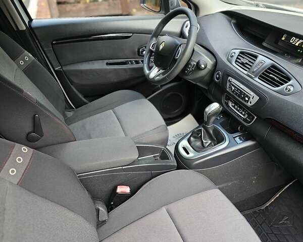 Рено Сценик 2012 в Одессе на Automoto.ua Белый Рено Сценик, объемом двигателя 2 л и пробегом 280 тыс. км за 8700 $, фото 12 на Automoto.ua