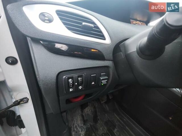 Белый Рено Сценик, объемом двигателя 2 л и пробегом 222 тыс. км за 7999 $, фото 14 на Automoto.ua