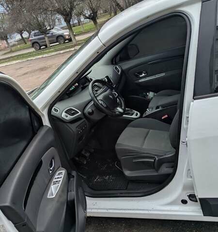 Белый Рено Сценик, объемом двигателя 1.46 л и пробегом 285 тыс. км за 6400 $, фото 11 на Automoto.ua