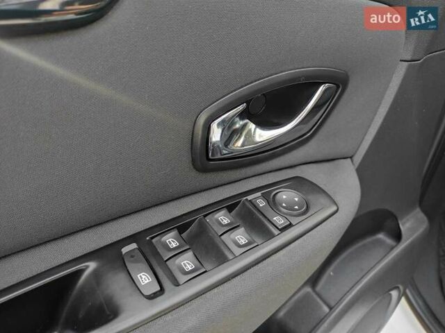 Білий Рено Сценік, об'ємом двигуна 1.46 л та пробігом 236 тис. км за 6999 $, фото 24 на Automoto.ua