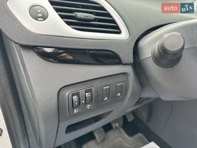 Белый Рено Сценик, объемом двигателя 1.46 л и пробегом 185 тыс. км за 7900 $, фото 24 на Automoto.ua