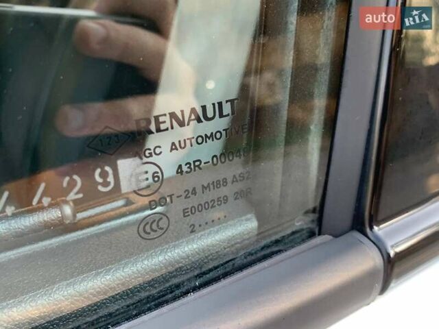 Белый Рено Сценик, объемом двигателя 1.6 л и пробегом 248 тыс. км за 8800 $, фото 36 на Automoto.ua