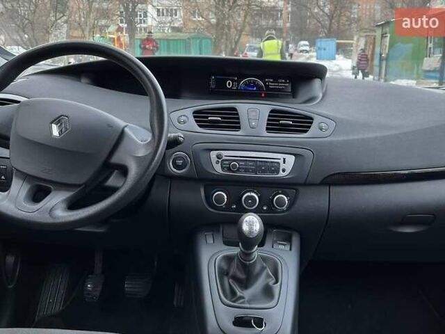 Белый Рено Сценик, объемом двигателя 1.5 л и пробегом 220 тыс. км за 8200 $, фото 2 на Automoto.ua