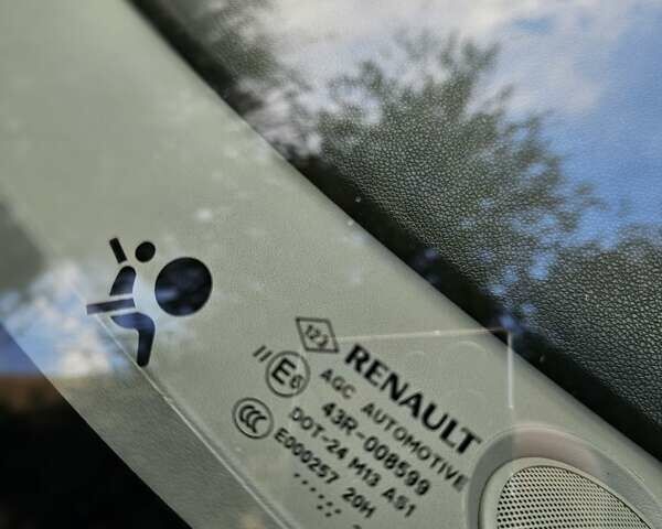 Рено Сценик 2012 в Одессе на Automoto.ua Белый Рено Сценик, объемом двигателя 2 л и пробегом 280 тыс. км за 8700 $, фото 3 на Automoto.ua