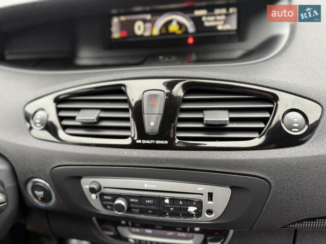 Белый Рено Сценик, объемом двигателя 1.6 л и пробегом 260 тыс. км за 7950 $, фото 62 на Automoto.ua