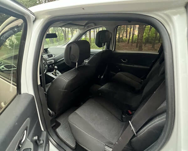 Белый Рено Сценик, объемом двигателя 1.46 л и пробегом 289 тыс. км за 6300 $, фото 9 на Automoto.ua