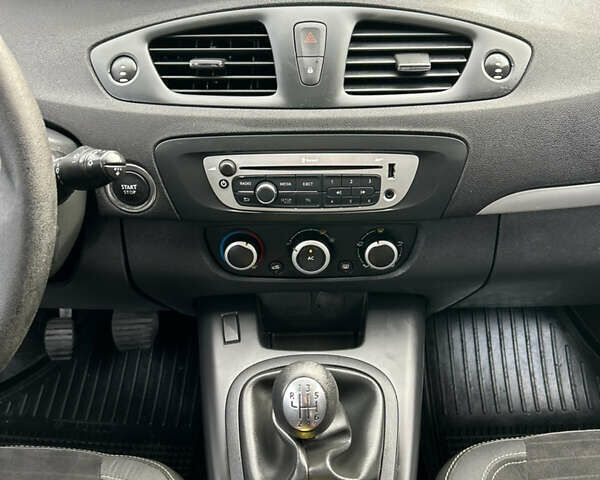 Белый Рено Сценик, объемом двигателя 1.5 л и пробегом 148 тыс. км за 8400 $, фото 18 на Automoto.ua