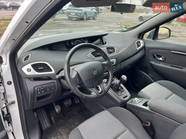 Белый Рено Сценик, объемом двигателя 1.46 л и пробегом 190 тыс. км за 9750 $, фото 26 на Automoto.ua