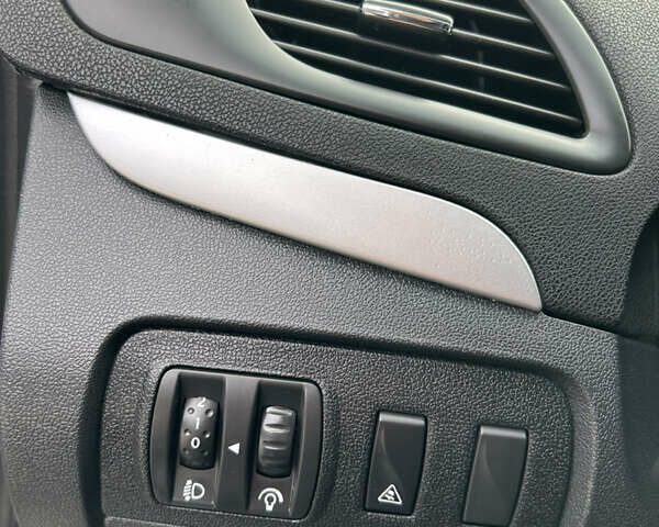 Белый Рено Сценик, объемом двигателя 1.5 л и пробегом 148 тыс. км за 8400 $, фото 22 на Automoto.ua