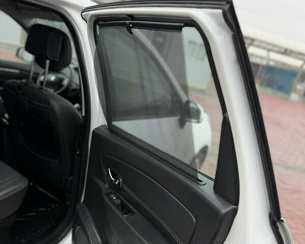 Белый Рено Сценик, объемом двигателя 1.6 л и пробегом 260 тыс. км за 7950 $, фото 43 на Automoto.ua