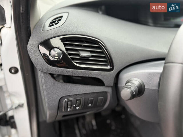 Белый Рено Сценик, объемом двигателя 1.6 л и пробегом 260 тыс. км за 7950 $, фото 29 на Automoto.ua