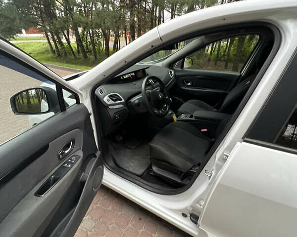 Белый Рено Сценик, объемом двигателя 1.46 л и пробегом 289 тыс. км за 6300 $, фото 12 на Automoto.ua