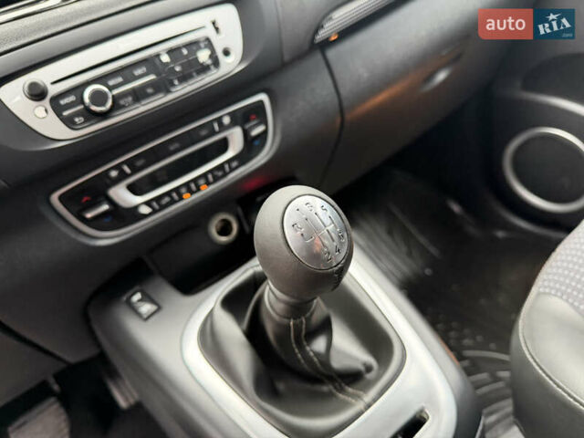 Белый Рено Сценик, объемом двигателя 1.6 л и пробегом 260 тыс. км за 7950 $, фото 32 на Automoto.ua