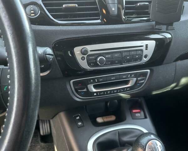 Белый Рено Сценик, объемом двигателя 1.6 л и пробегом 205 тыс. км за 9800 $, фото 13 на Automoto.ua