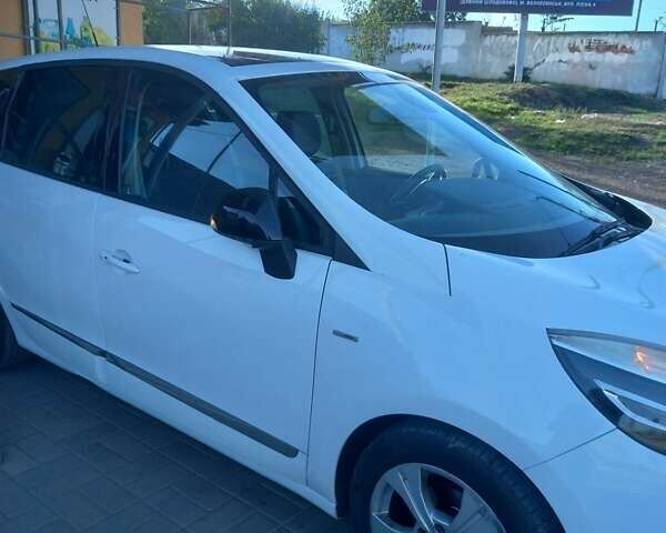Белый Рено Сценик, объемом двигателя 1.6 л и пробегом 205 тыс. км за 9800 $, фото 1 на Automoto.ua