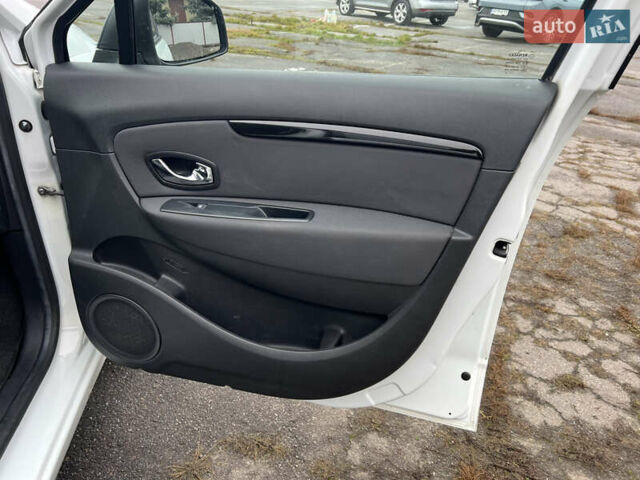 Белый Рено Сценик, объемом двигателя 1.46 л и пробегом 190 тыс. км за 9750 $, фото 35 на Automoto.ua