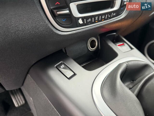 Белый Рено Сценик, объемом двигателя 1.6 л и пробегом 260 тыс. км за 7950 $, фото 33 на Automoto.ua