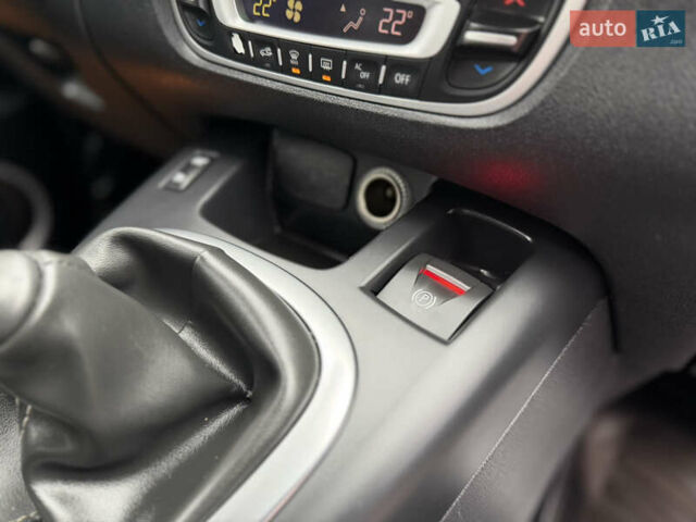 Белый Рено Сценик, объемом двигателя 1.6 л и пробегом 260 тыс. км за 7950 $, фото 61 на Automoto.ua