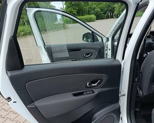 Белый Рено Сценик, объемом двигателя 1.46 л и пробегом 258 тыс. км за 8700 $, фото 9 на Automoto.ua