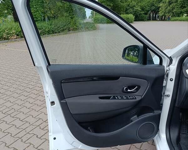 Белый Рено Сценик, объемом двигателя 1.46 л и пробегом 258 тыс. км за 8700 $, фото 8 на Automoto.ua