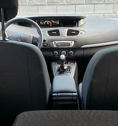Рено Сценик 2014 в Ровно на Automoto.ua Белый Рено Сценик, объемом двигателя 1.5 л и пробегом 244 тыс. км за 8400 $, фото 9 на Automoto.ua